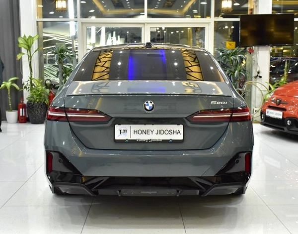 BMW 520i M-Kit ( 2024 Model ) in Grey Color GCC Specs