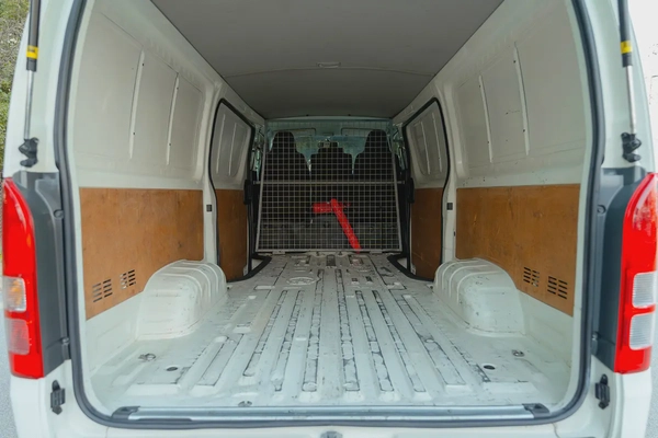 Hiace Standard Roof | Delivery Van | GCC Specs | Ref#T27785