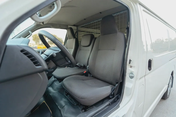 Hiace Standard Roof | Delivery Van | GCC Specs | Ref#T27785