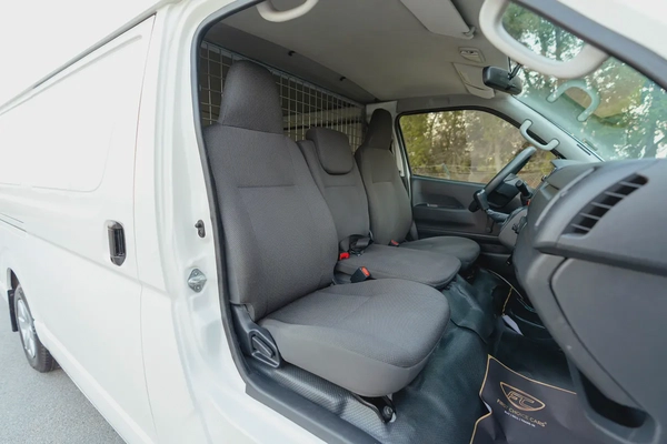 Hiace Standard Roof | Delivery Van | GCC Specs | Ref#T27785