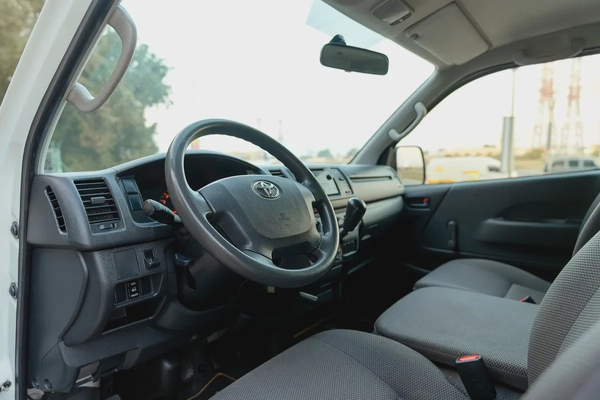 Hiace Standard Roof | Delivery Van | GCC Specs | Ref#T27785