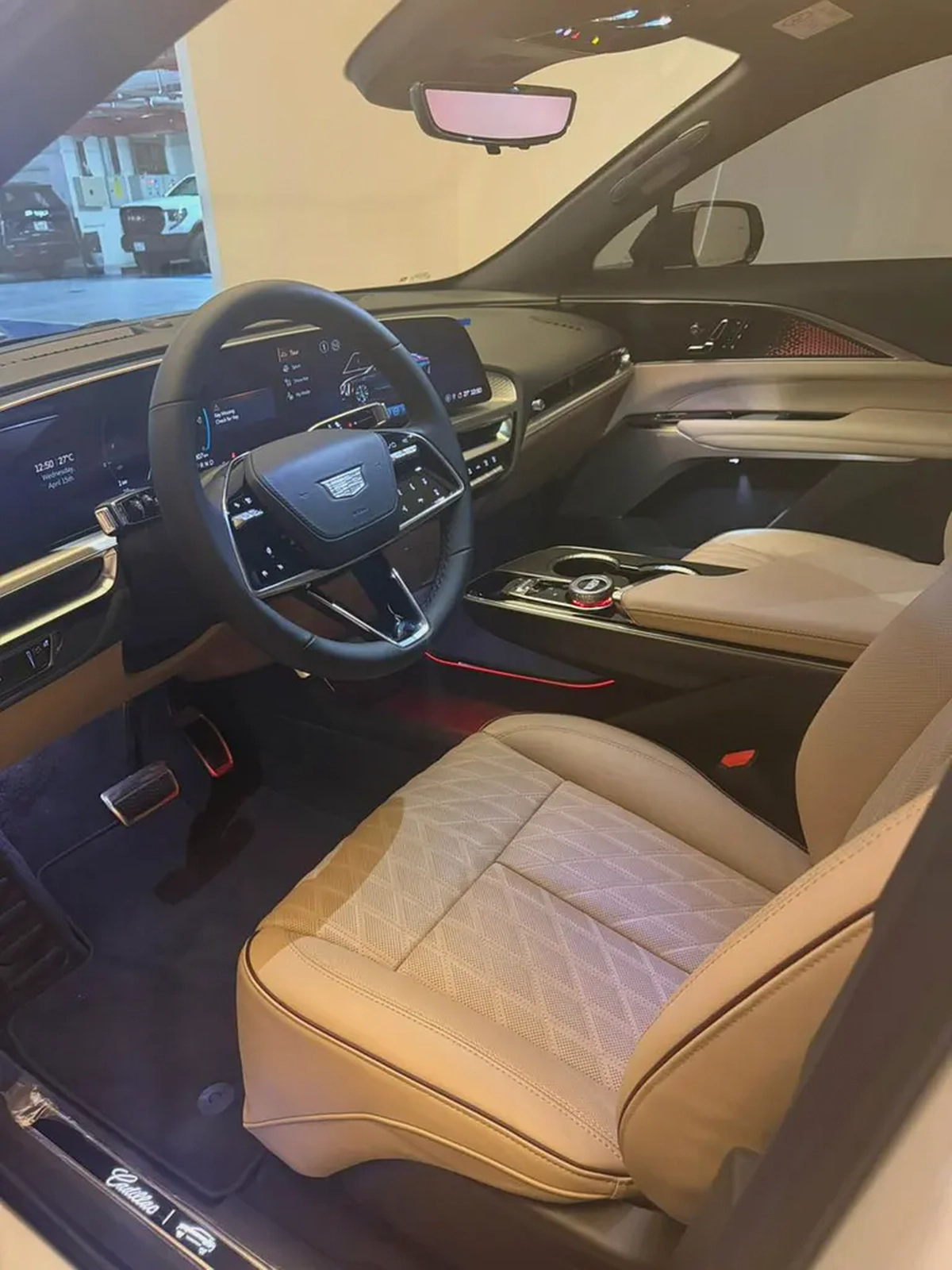 2025 Cadillac Lyriq Sport - GCC Specs - Brand New - Authorized Dealer-9-9