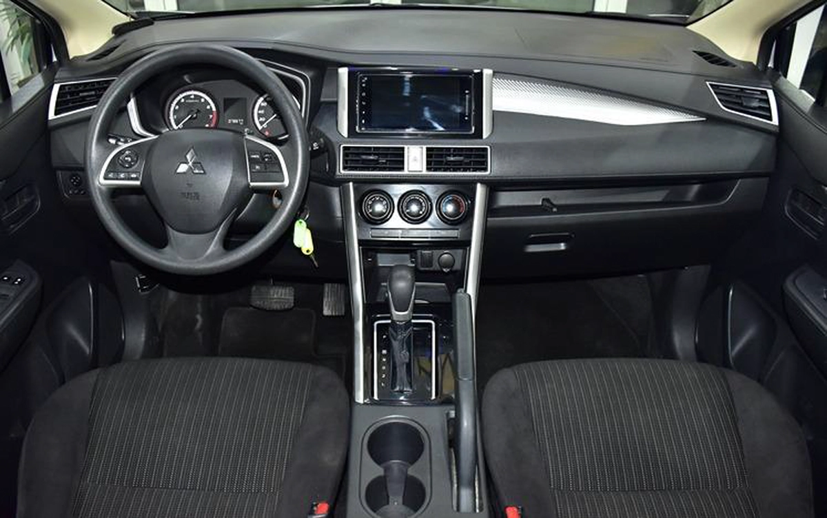 Mitsubishi Xpander ( 2022 Model ) in Silver Color GCC Specs