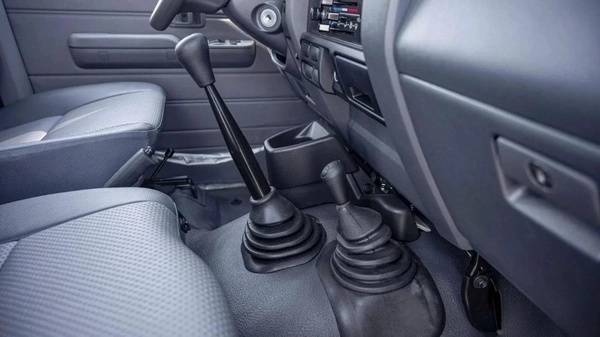 Toyota Land Cruiser Pick Up 2CAPIN 4.2L V6 4DOOR