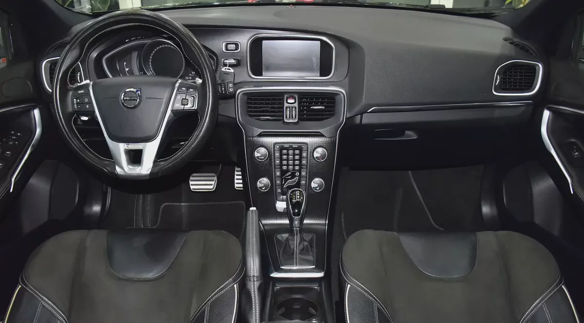 EXCELLENT DEAL for our Volvo V40 T5 R-Design ( 2018 Model ) in Black Color GCC Specs-10-10
