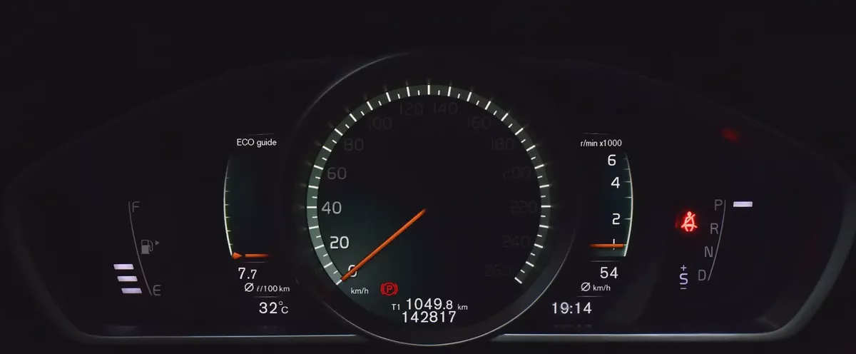EXCELLENT DEAL for our Volvo V40 T5 R-Design ( 2018 Model ) in Black Color GCC Specs-12-12
