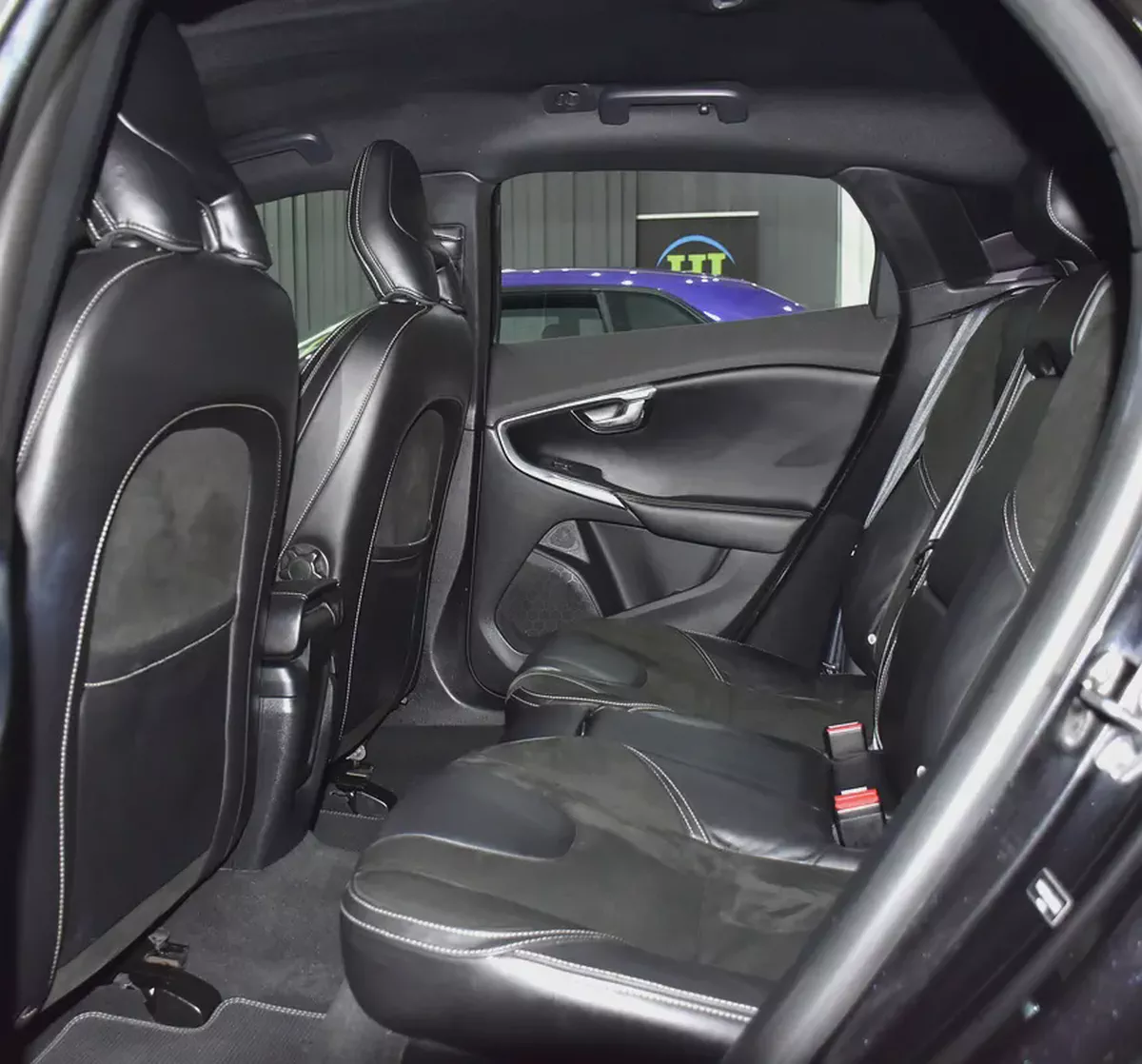 EXCELLENT DEAL for our Volvo V40 T5 R-Design ( 2018 Model ) in Black Color GCC Specs-15-15