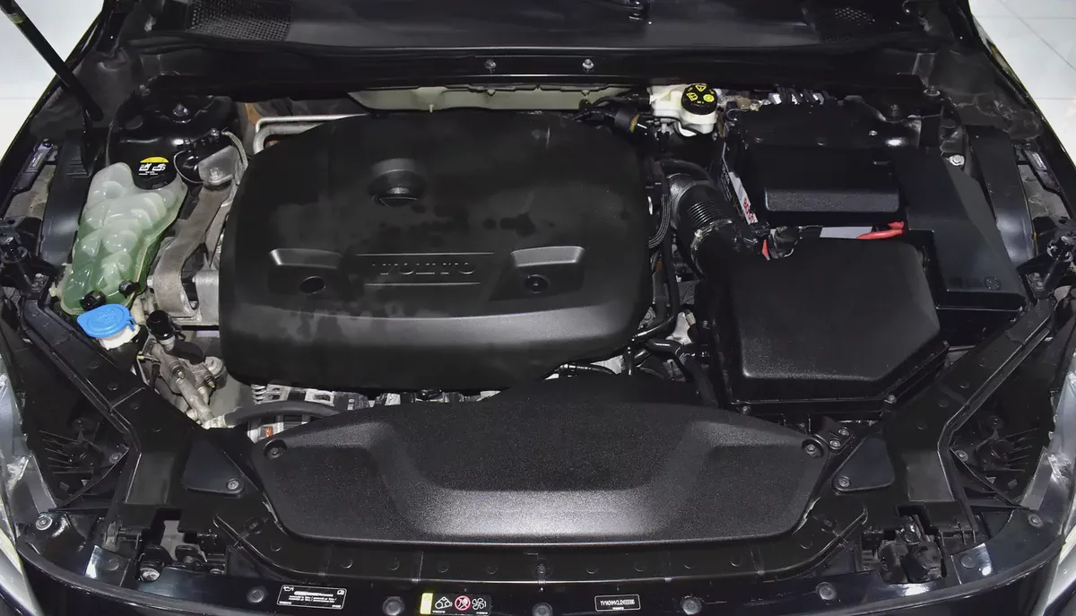 EXCELLENT DEAL for our Volvo V40 T5 R-Design ( 2018 Model ) in Black Color GCC Specs-16-16