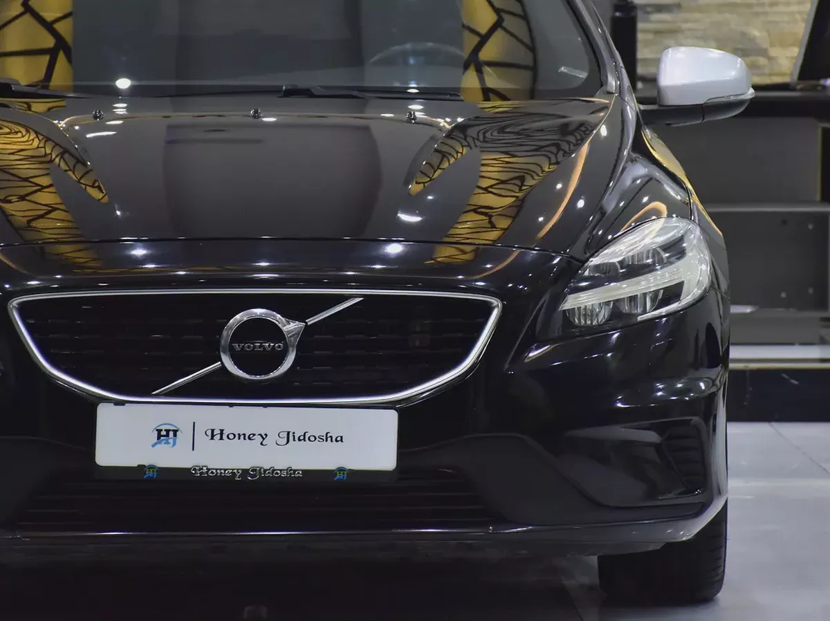 EXCELLENT DEAL for our Volvo V40 T5 R-Design ( 2018 Model ) in Black Color GCC Specs-3-3