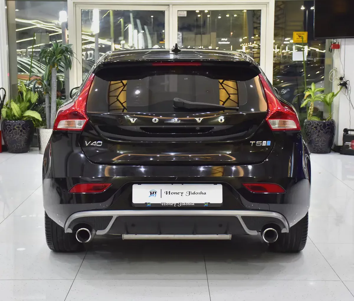 EXCELLENT DEAL for our Volvo V40 T5 R-Design ( 2018 Model ) in Black Color GCC Specs-4-4