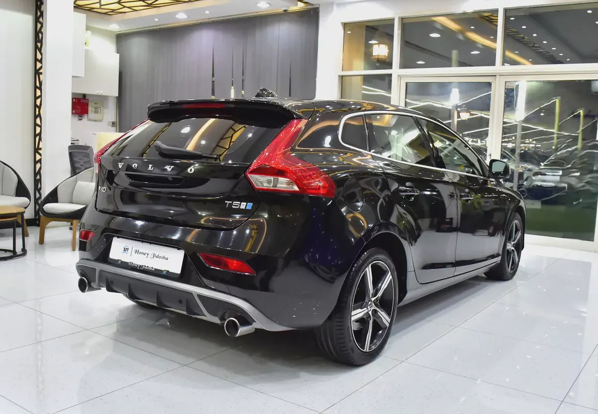 EXCELLENT DEAL for our Volvo V40 T5 R-Design ( 2018 Model ) in Black Color GCC Specs-5-5