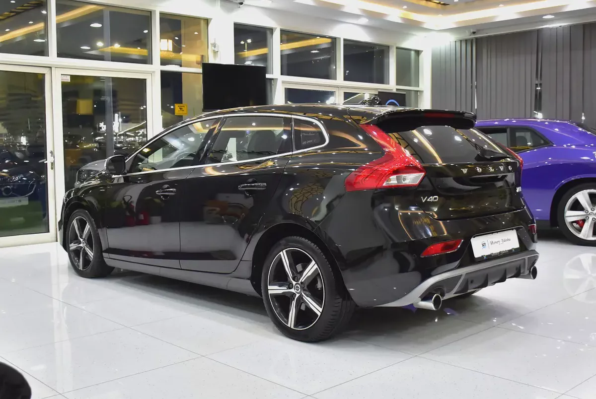 EXCELLENT DEAL for our Volvo V40 T5 R-Design ( 2018 Model ) in Black Color GCC Specs-6-6