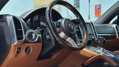 Porsche Cayenne S Platinum Edition 2018 GCC Full Service History-16