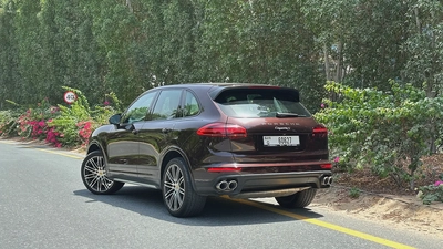 Porsche Cayenne S Platinum Edition 2018 GCC Full Service History-3