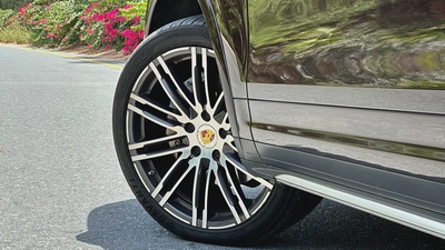 Porsche Cayenne S Platinum Edition 2018 GCC Full Service History-4