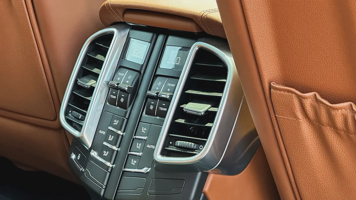 Porsche Cayenne S Platinum Edition 2018 GCC Full Service History