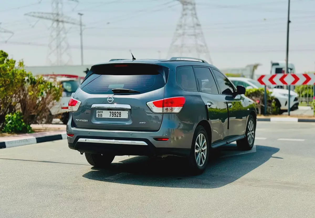 Nissan Pathfinder 3.5L V6 2015 GCC Specs - Well Maintained SUV-3-3