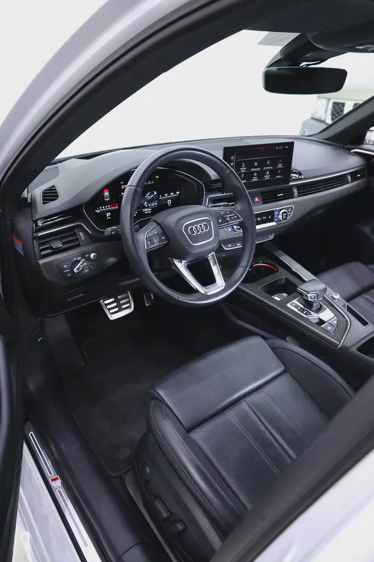 Audi A4 40 TFSI S-line - FULLY LOADED-4-4