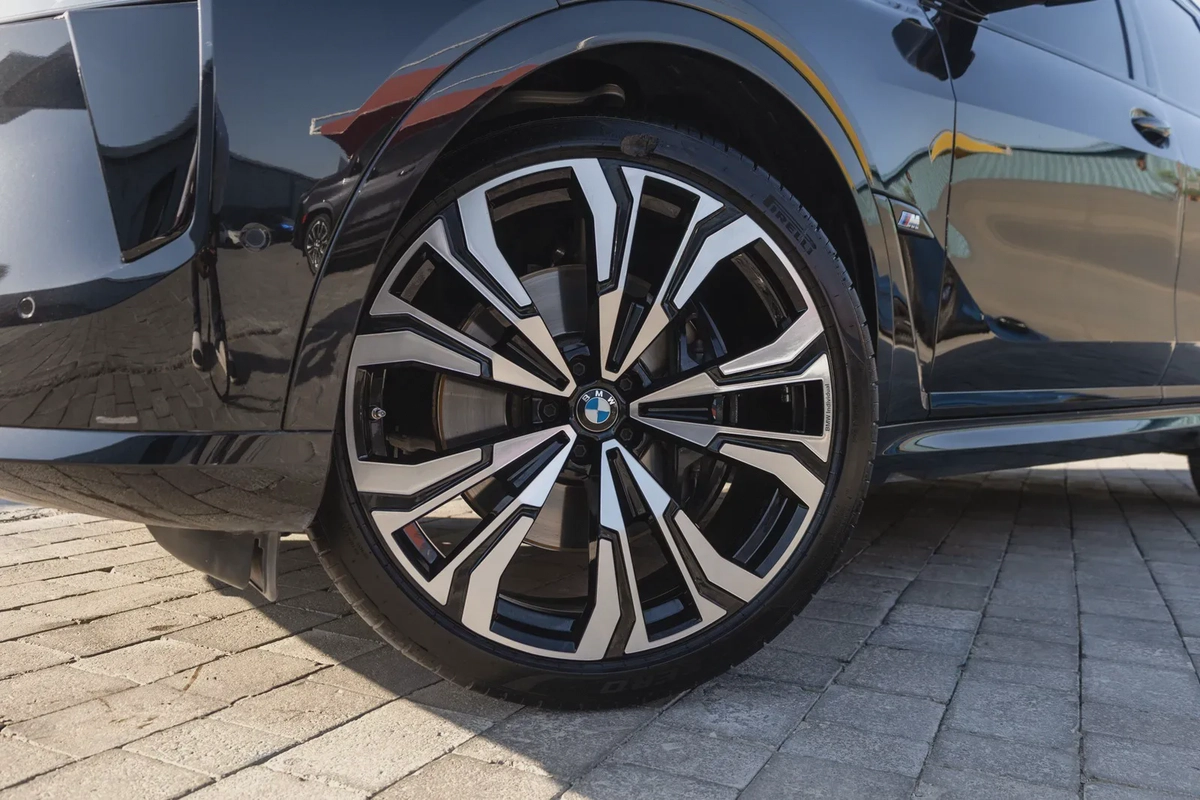 BMW X7 M60 2023-10-10