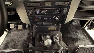 Land Rover Defender 75th 2015 GCC specs-10