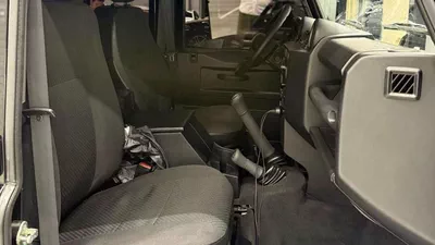 Land Rover Defender 75th 2015 GCC specs-15