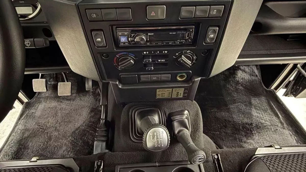 Land Rover Defender 75th 2015 GCC specs-10-0