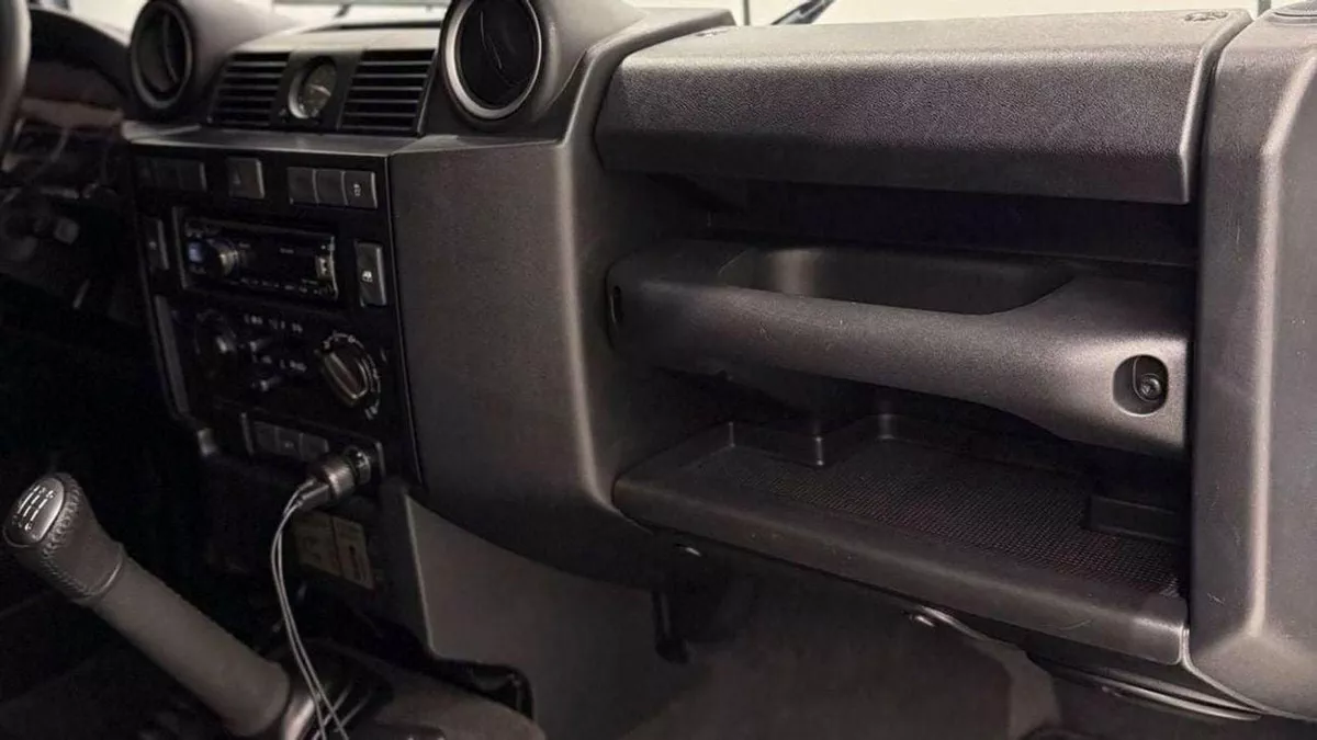 Land Rover Defender 75th 2015 GCC specs-16-0