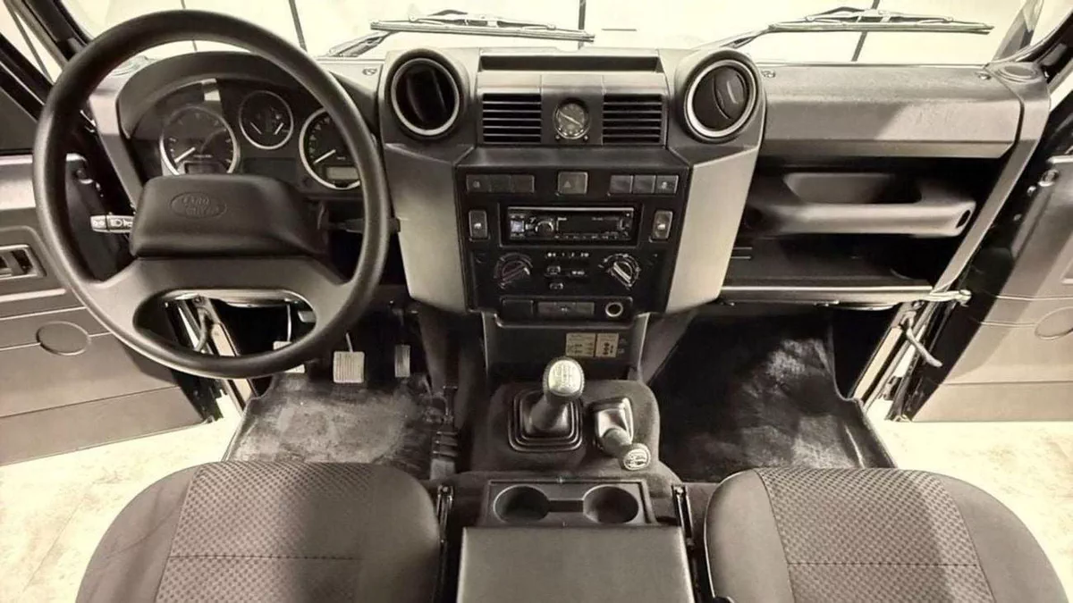 Land Rover Defender 75th 2015 GCC specs-8-0