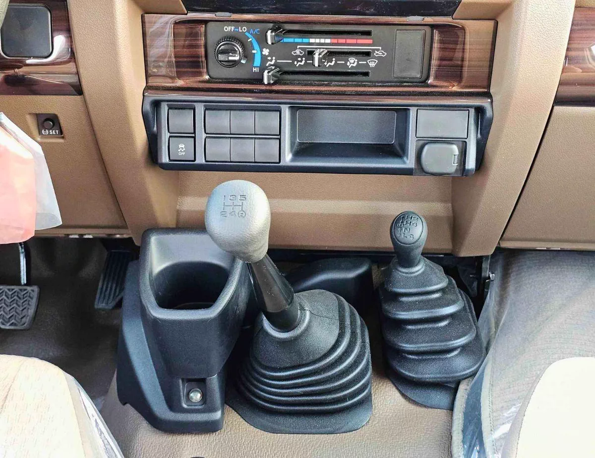 Toyota Land Cruiser Pick Up  DOUBLE CABIN MANUAL / 2.8L V4 DIESEL 4WD / SNORKEL (CODE # STD-E)-14-0