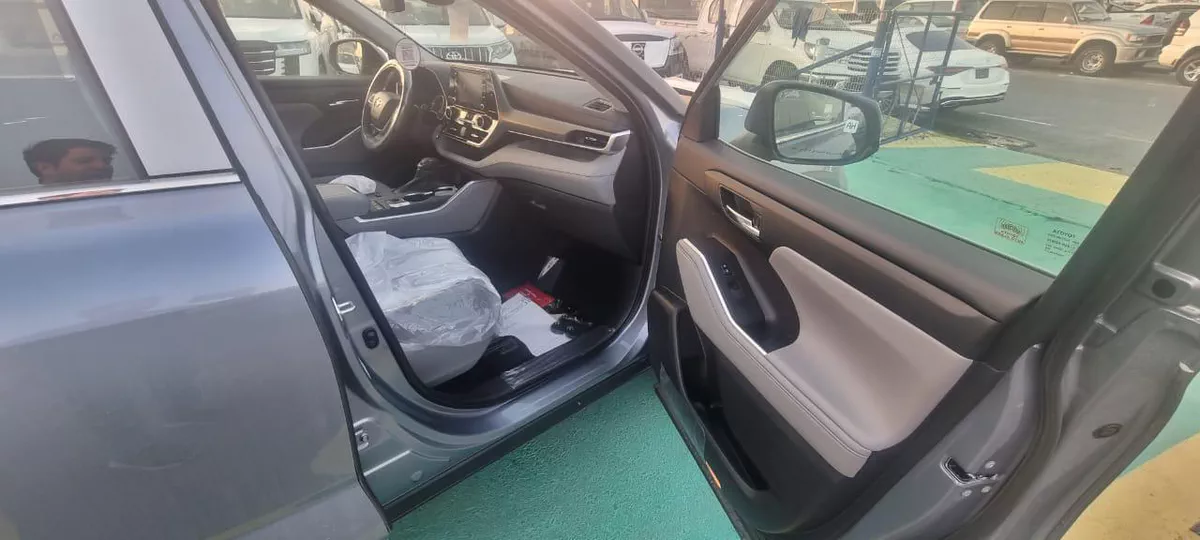 New 2023 Toyota Highlander-4-4