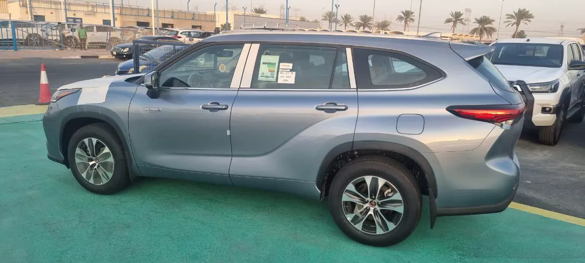 New 2023 Toyota Highlander-2-2
