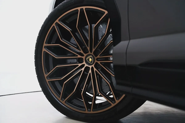 2025 LAMBORGHINI URUS SE