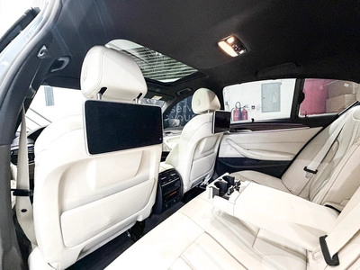 Massive Price Drop!!! // AED 1,880 // 20%DP // 2018 BMW 520i M-Sport // 48 Months-4