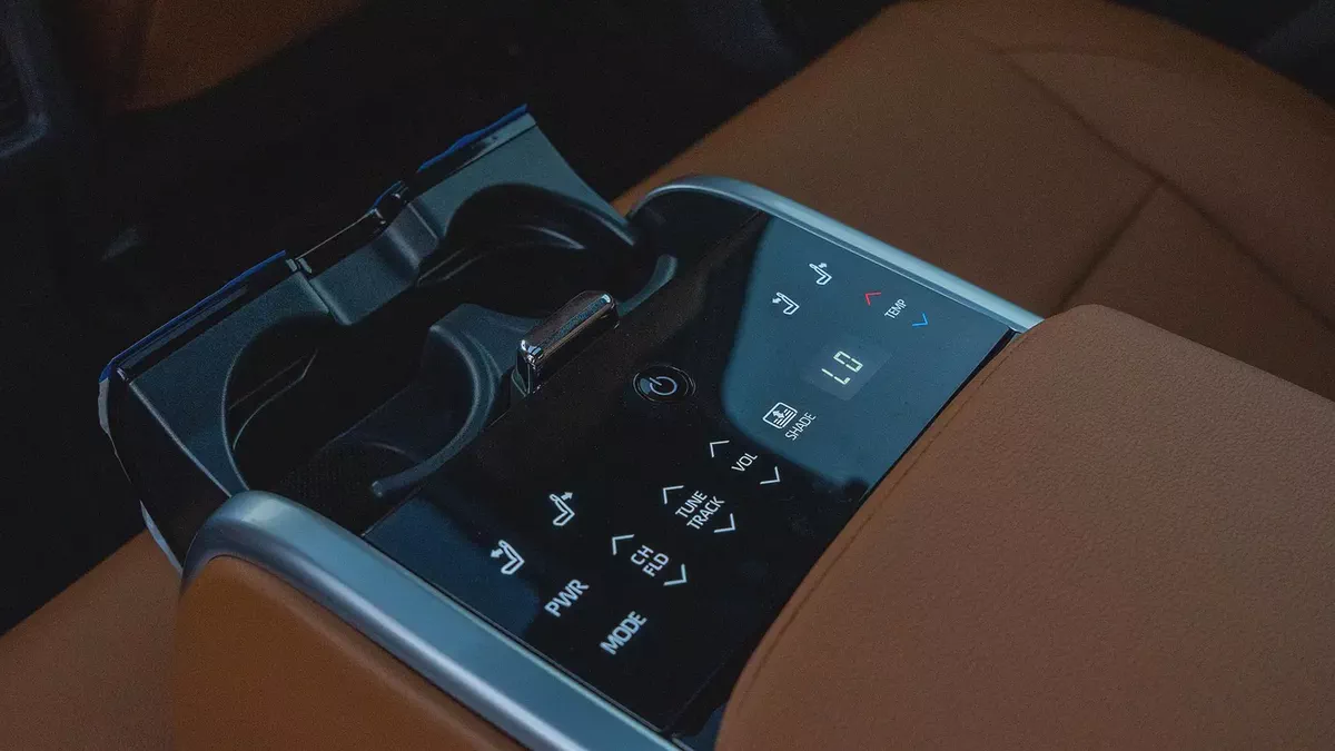 2026 Toyota Camry Lumiere 2.5L AT Hybrid (Black-Tan)-18-18