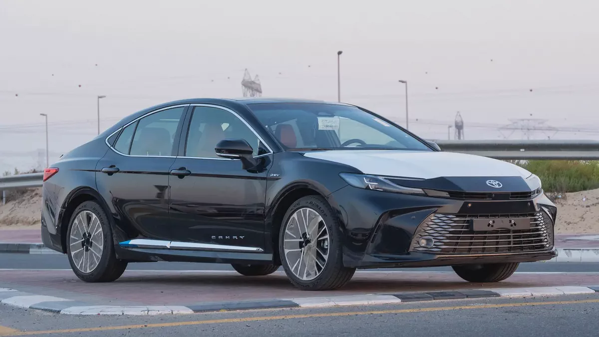 2026 Toyota Camry Lumiere 2.5L AT Hybrid (Black-Tan)