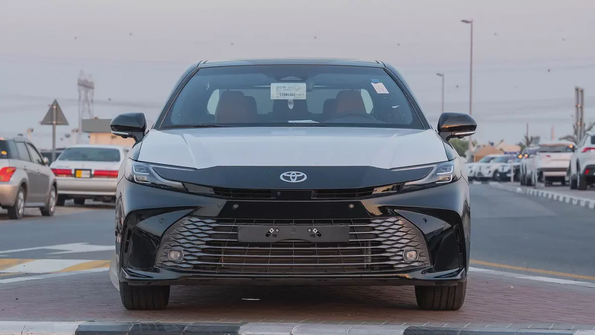 2026 Toyota Camry Lumiere 2.5L AT Hybrid (Black-Tan)-3-3