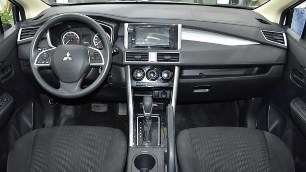 Mitsubishi Xpander ( 2022 Model ) in White Color GCC Specs