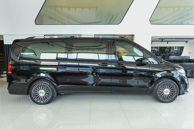 Mercedes V300 Maybach | 2025 GCC | With Warranty | VIP Interior | PS5  Smart TV 43”-3