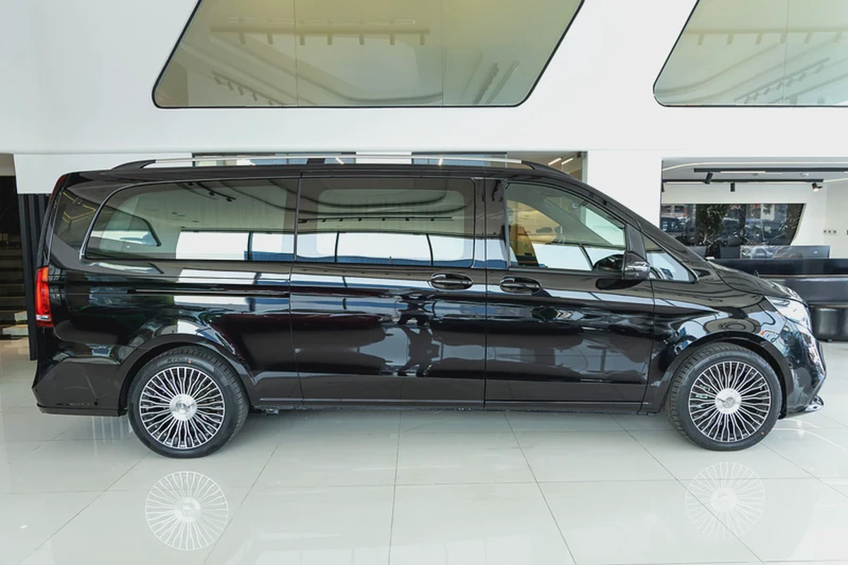 Mercedes V300 Maybach | 2025 GCC | With Warranty | VIP Interior | PS5  Smart TV 43”-3-3