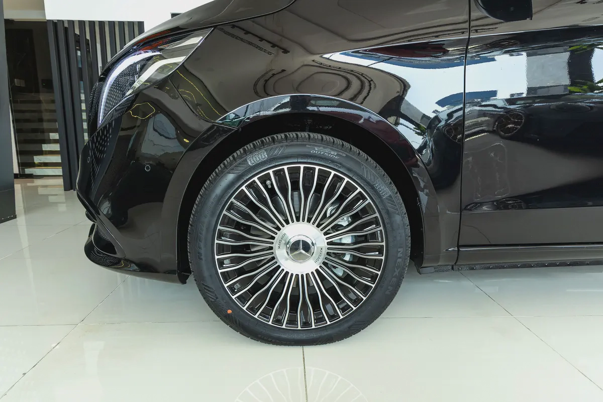 Mercedes V300 Maybach | 2025 GCC | With Warranty | VIP Interior | PS5  Smart TV 43”-4-4