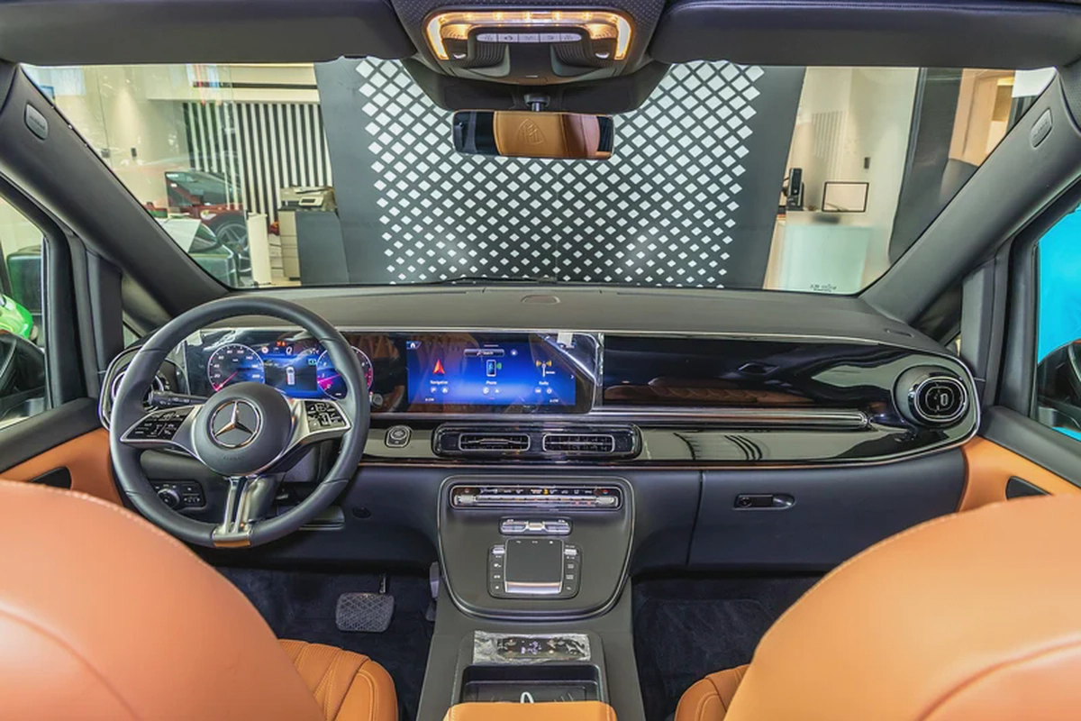 Mercedes V300 Maybach | 2025 GCC | With Warranty | VIP Interior | PS5  Smart TV 43”-6-6