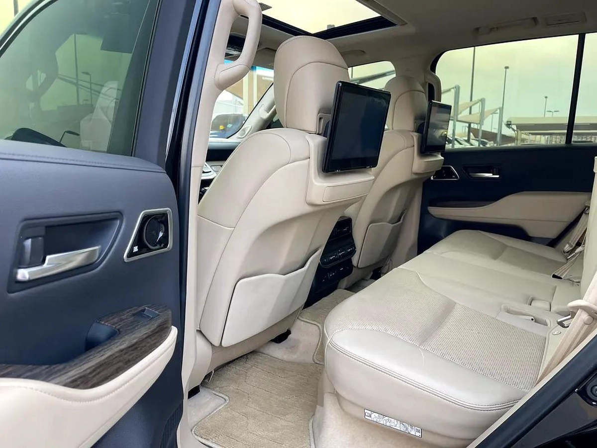 2023 Toyota Land Cruiser VXR - GCC Specs - Pristine Condition-8-8