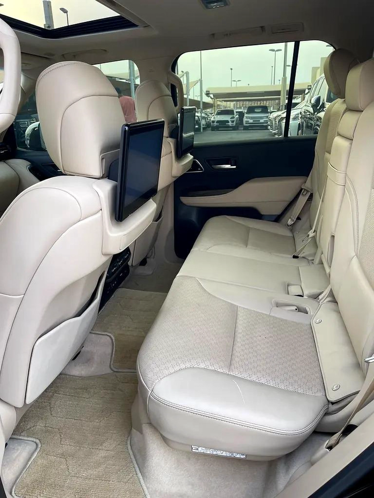 2023 Toyota Land Cruiser VXR - GCC Specs - Pristine Condition-16-16