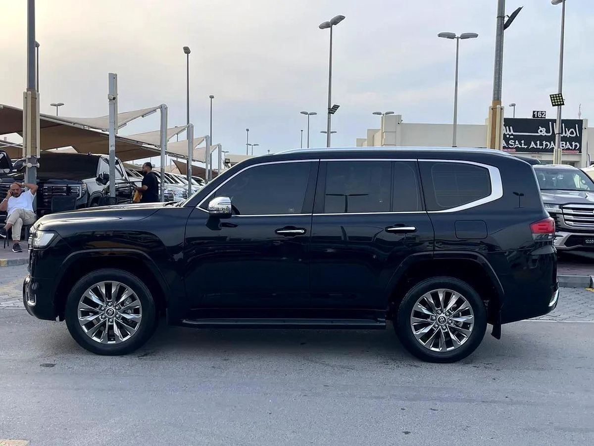 2023 Toyota Land Cruiser VXR - GCC Specs - Pristine Condition-5-5