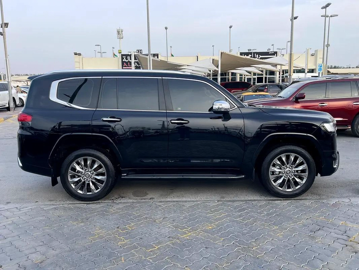 2023 Toyota Land Cruiser VXR - GCC Specs - Pristine Condition-9-9