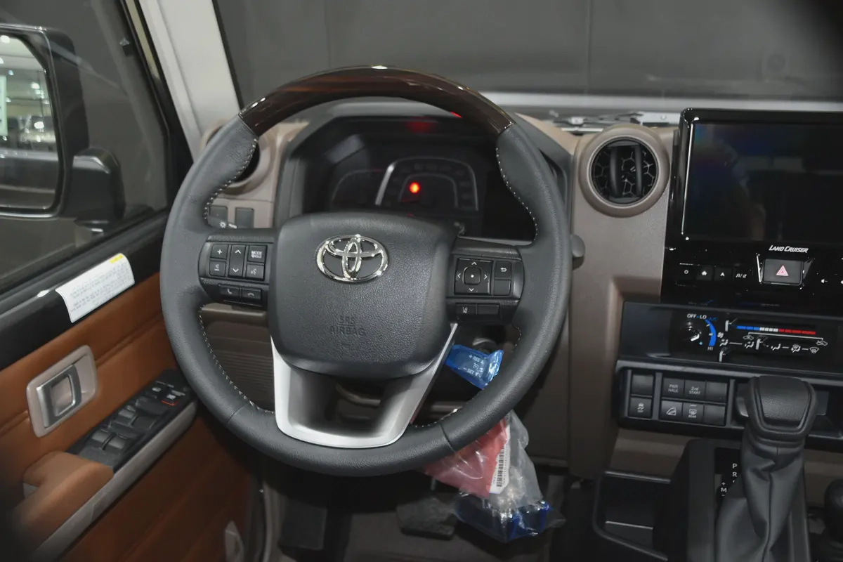 2026 ll Toyota Land Cruiser Lc 76 Gcc ll Al-Futtaim Warranty-13-13