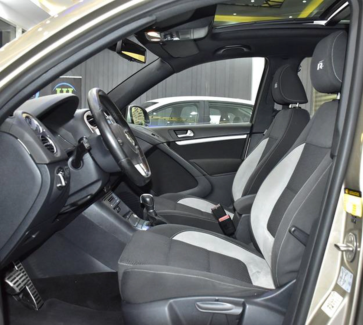 Volkswagen Tiguan R-Line ( 2016 Model ) in Beige Color GCC Specs-9-9