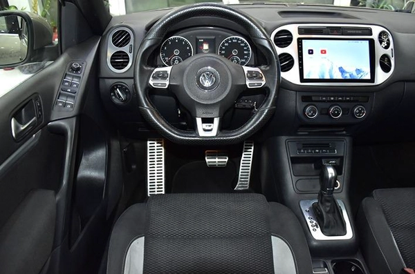Volkswagen Tiguan R-Line ( 2016 Model ) in Beige Color GCC Specs