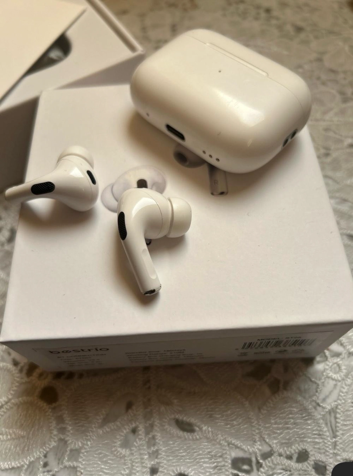Bestrio ST29 Wireless Earbuds with Charging Case - White