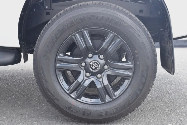 2025 Toyota Hilux SR5 2.7 Petrol - GCC Specs - Brand New!